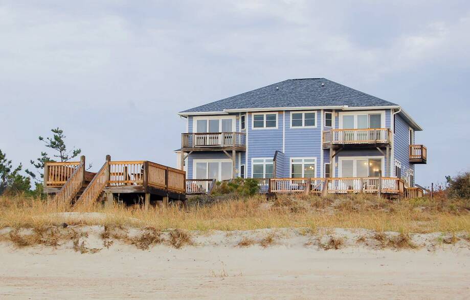 Newly Renovated Oceanfront Home with Pri...