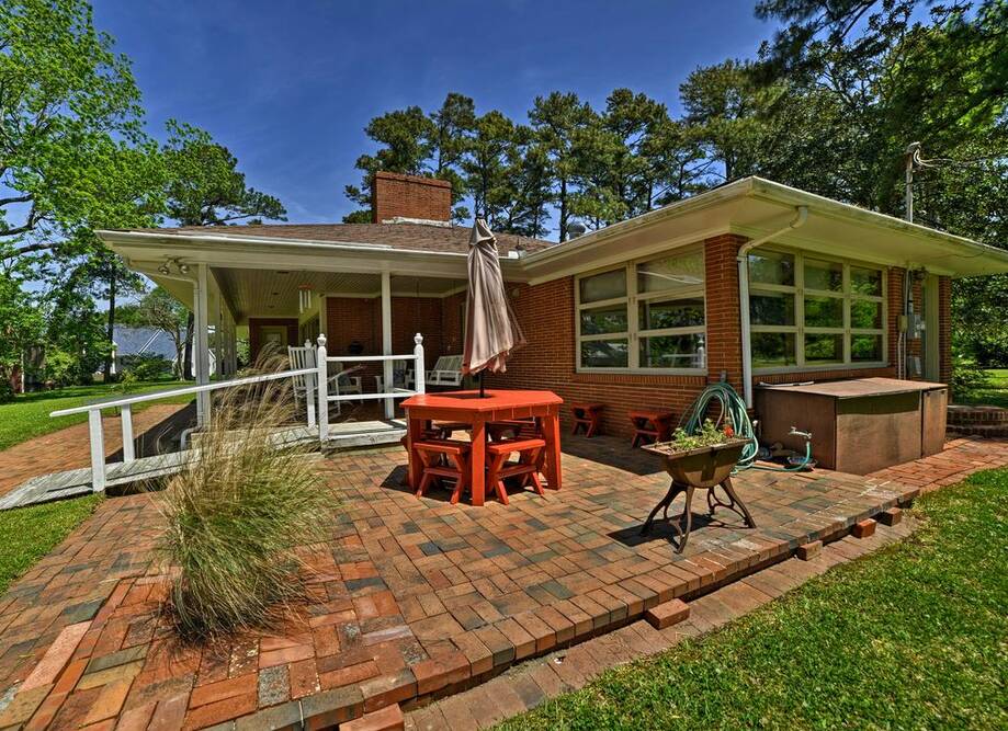 1950s-Style House with Patio on Newport ...