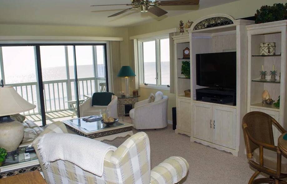 Great Oceanfront Condo! 2 BR with WiFi a...